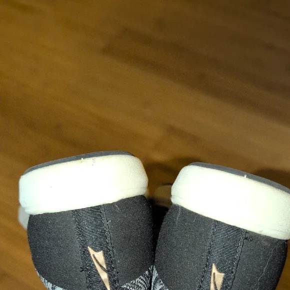 Altra Vali Black and Gray Women's Sneakers - Picture 3 of 4